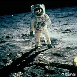 為什麼在月球上人可以蹦得很高，而在地球上卻不行呢？