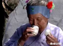 《紅樓夢》62回中黛玉為何飲幹寶釵剩下的半杯茶？在64回中又為何作“五美呤”？