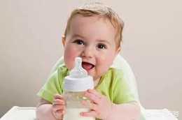 請問一下二週多的寶寶晚上睡覺前要不要喝牛奶？
